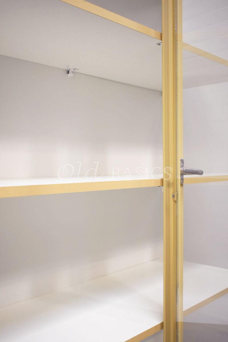 Detail van Apothekerskast Vitrine, 3 deuren, RAL1001, geel, crème, materiaal staal